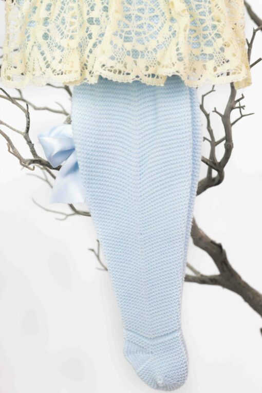 Conjunto de Tricô Azul Bebé com Renda Bege e Laços de Cetim - Image 3