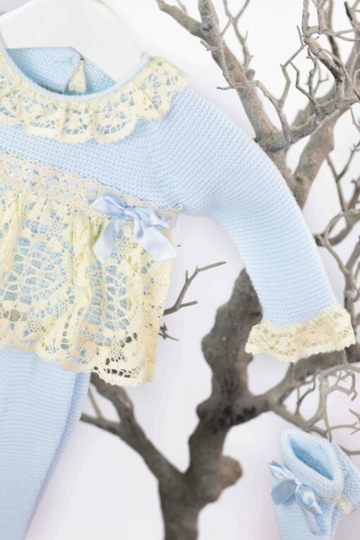 Conjunto de Tricô Azul Bebé com Renda Bege e Laços de Cetim - Image 4