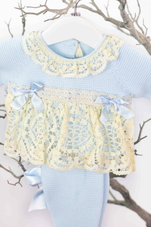 Conjunto de Tricô Azul Bebé com Renda Bege e Laços de Cetim - Image 2