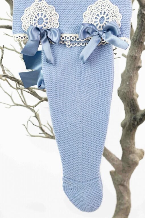 Conjunto de Tricô Azul Francia com Renda Branca e Laços de Cetim - Image 3