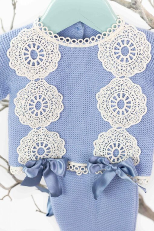 Conjunto de Tricô Azul Francia com Renda Branca e Laços de Cetim - Image 2