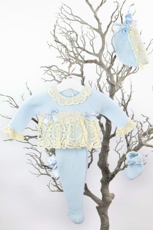 Conjunto de Tricô Azul Bebé com Renda Bege e Laços de Cetim