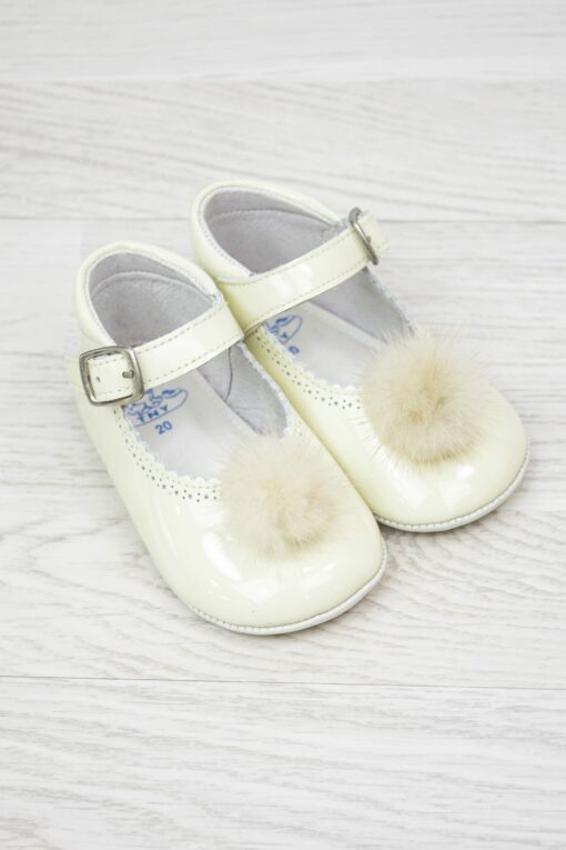 Sapatos de Verniz Bege com Pompom e Fivela