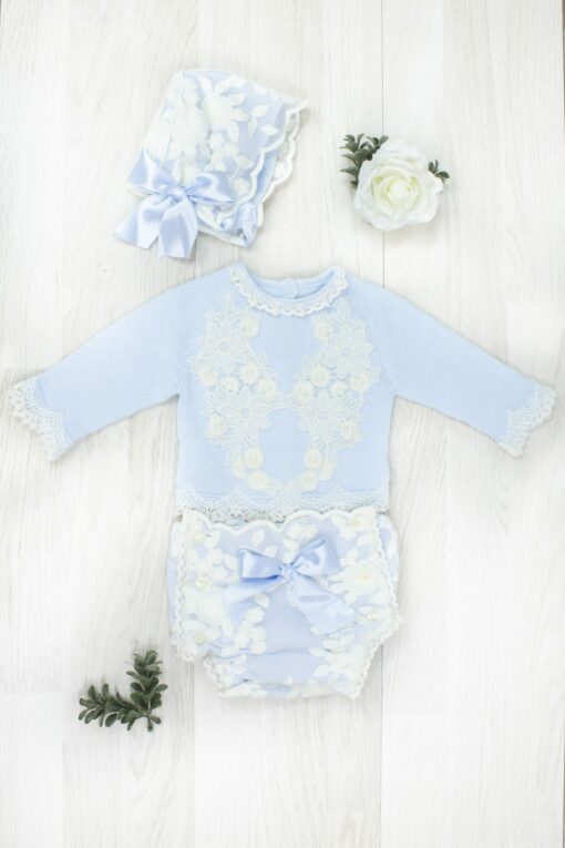 Conjunto de Tricô Azul Bebé com Detalhes em Renda Branca e Laços de Cetim