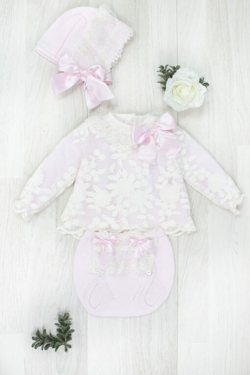 Conjunto de Tricô Rosa Bebé de Renda Branca com Laços de Cetim