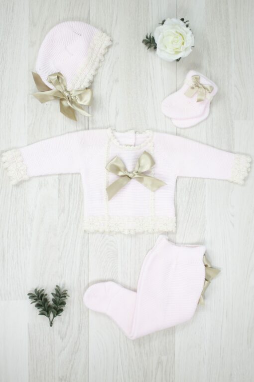Conjunto de Tricô Rosa Bebé com Detalhes em Renda Bege e Laços de Cetim Camel