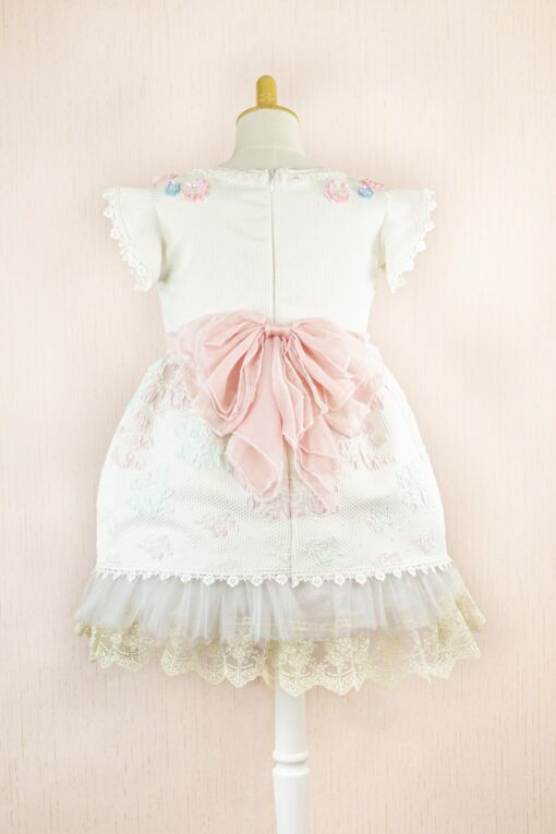 Vestido de Festa Branco Curto com Detalhes Floridos, Tule e Faixa Rosa com Laçada para Trás - Image 2