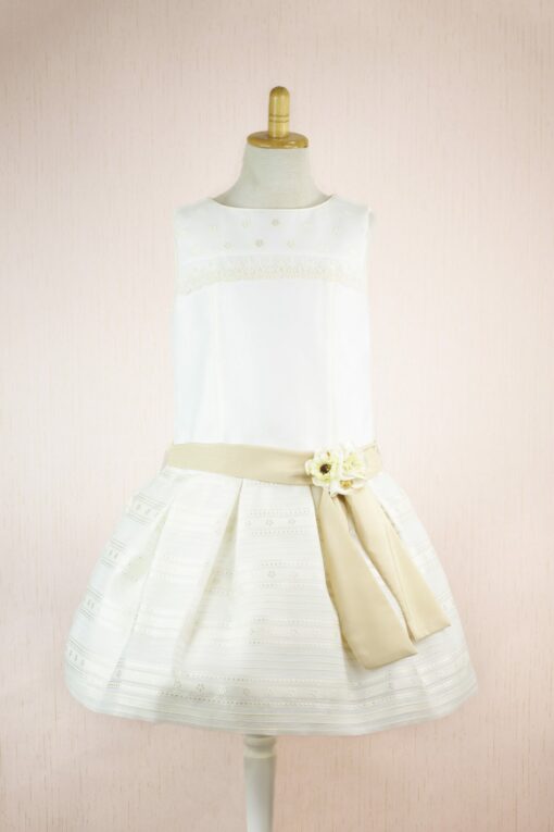Vestido de Festa Cintura Baixa Branco com Detalhes em Renda no Peito e Faixa Bege na Cintura
