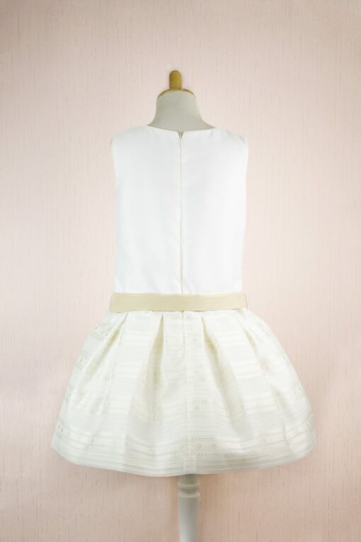 Vestido de Festa Cintura Baixa Branco com Detalhes em Renda no Peito e Faixa Bege na Cintura - Image 2