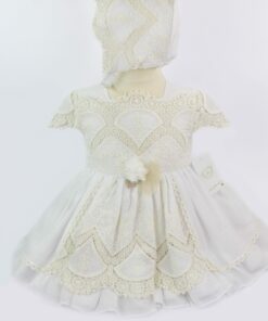 Vestido de Festa em Tecido Branco com Detalhes em Renda e com Touca