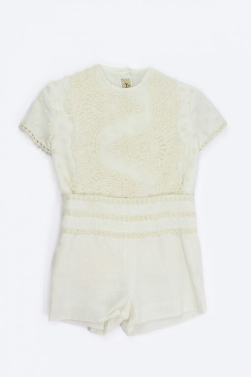 Conjunto de Festa Blusa Branca ás Pintinhas com Renda Bege e Calção