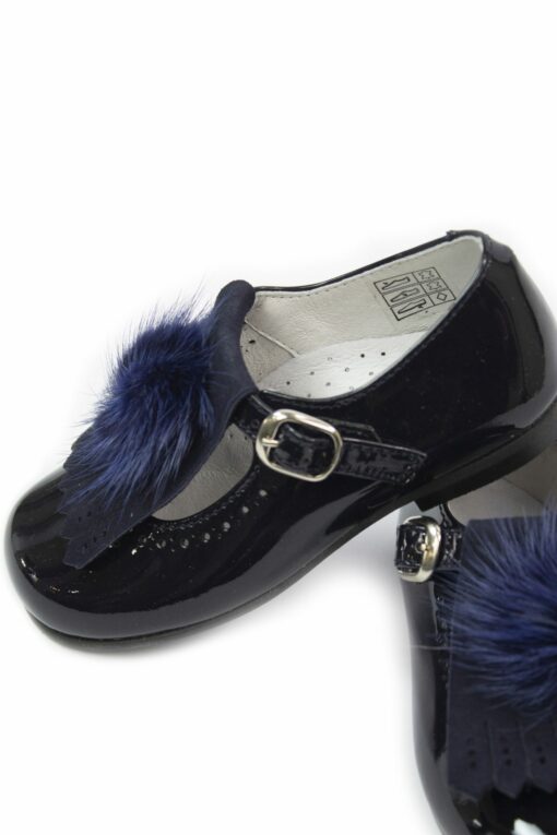 Sapatos de Verniz Azul Marinho com Pala e Pompom de Pêlo - Image 2