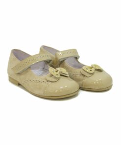 Sapatos em Nobuck e Verniz Camel com Laço
