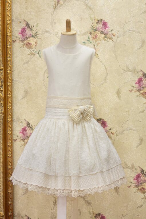 Vestido de Festa Bege em Tule com Detalhes em Renda e Aplique de Laço