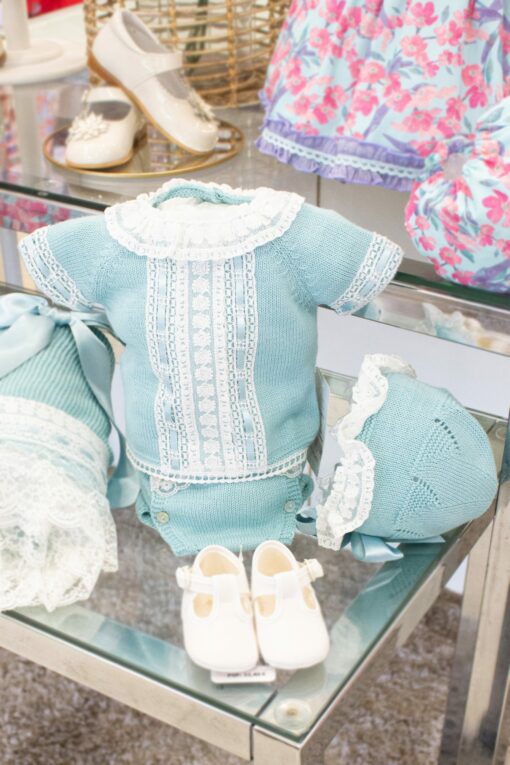 Conjunto de Tricô Azul Petróleo e Detalhes em Renda Branca