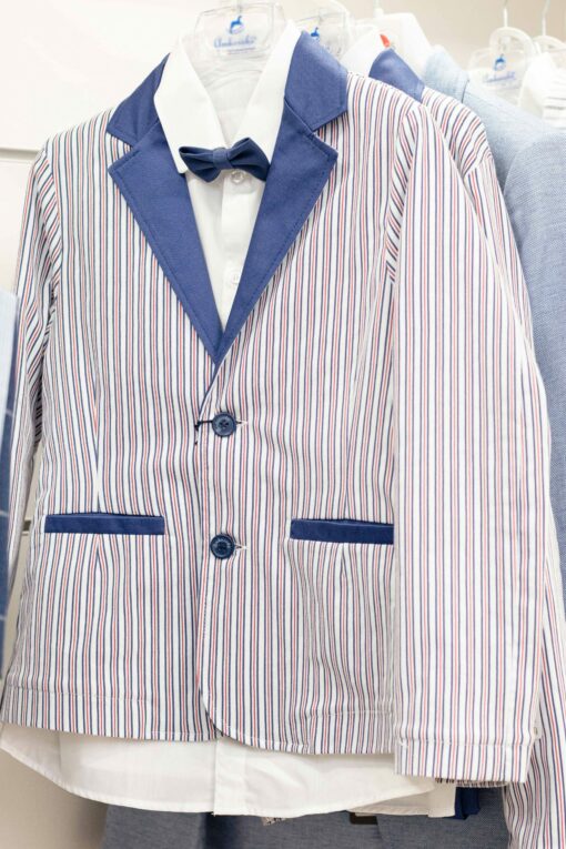 Conjunto de Blazer Azul ás Riscas, Camisa, Laço e Calças Azuis