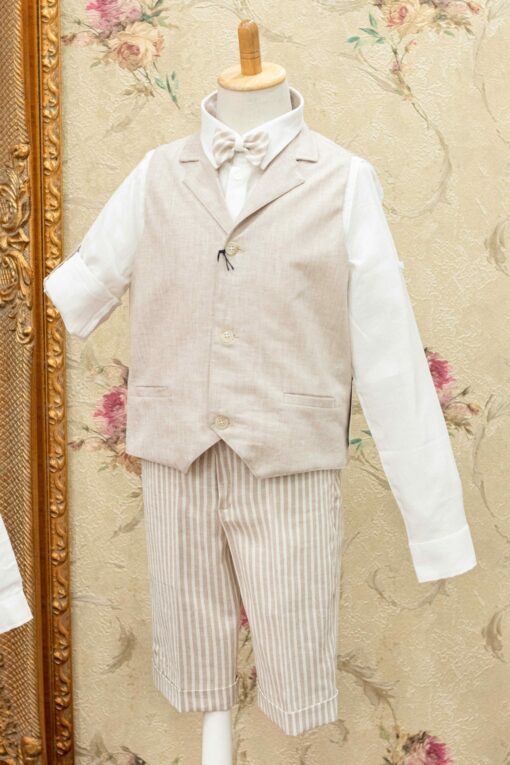 Conjunto de Colete Bege, Camisa, Laço e Calção