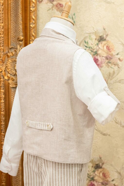 Conjunto de Colete Bege, Camisa, Laço e Calção - Image 3