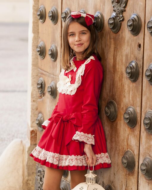 Debesos Tema Vermelho | Vestido de Cintura Descida com Detalhes em Renda