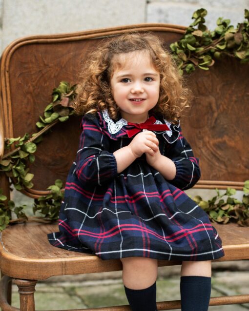 Foque Tema Azul Marinho Vermelho | Vestido com Gola e Detalhes em Renda