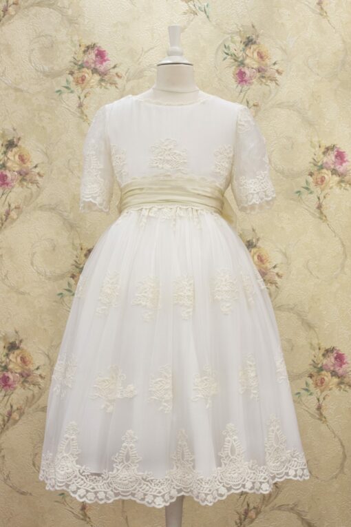 Vestido Cru com Detalhes em Renda e Faixa em Cetim