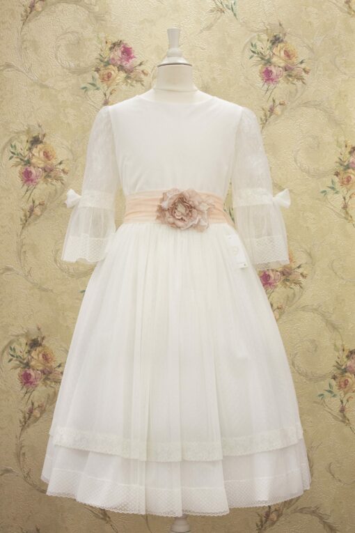 Vestido Cru com Faixa Rosa e Flor Removível