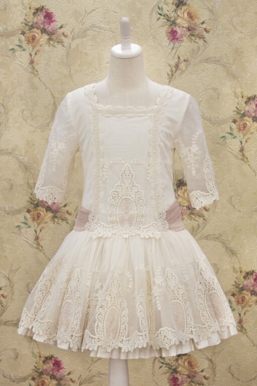 Vestido Bege de Cintura Descida com Renda e Laçada Atrás