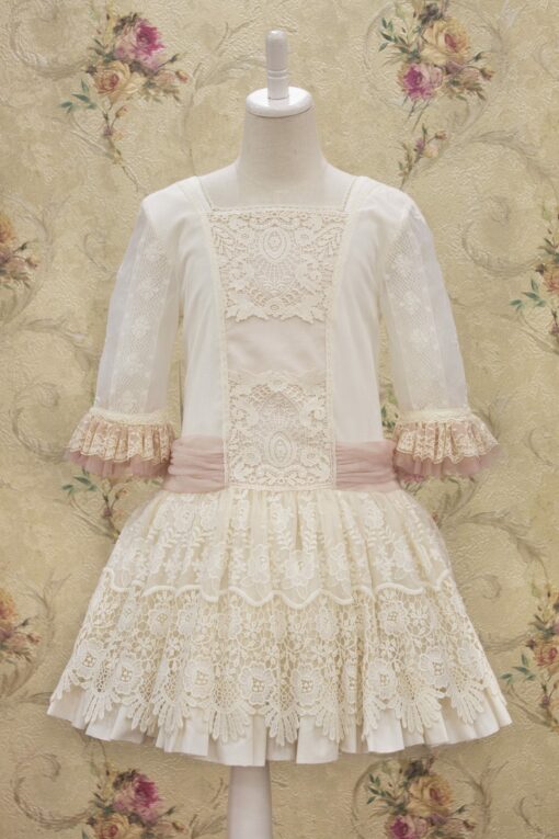 Vestido Bege de Cintura Descida com Detalhes em Renda e Laçada Atrás