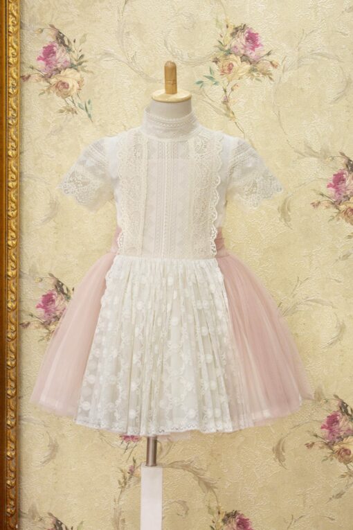 Vestido Cru com Detalhes em Renda e Tule Rosa