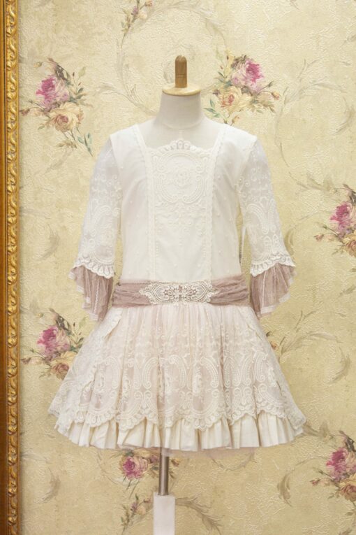 Vestido Bege de Cintura Descida com Detalhes em Renda e nas Mangas
