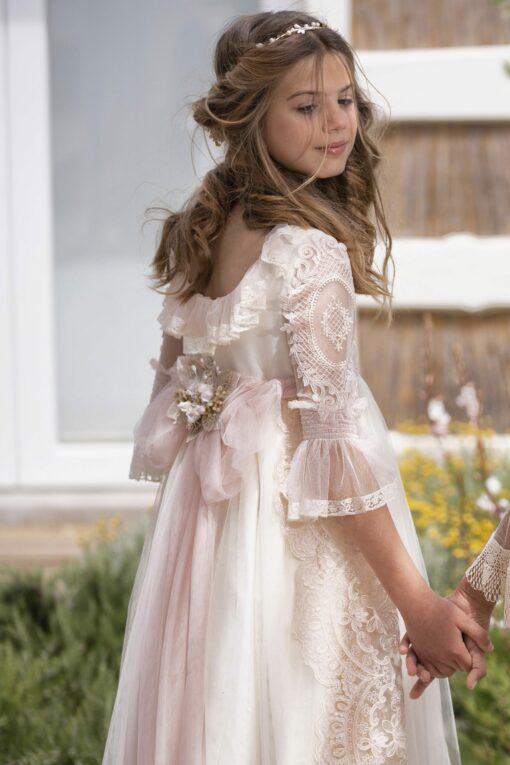 Modelo CALIZ Vestido Comprido Pérola com Detalhes em Renda Rosa - Image 2