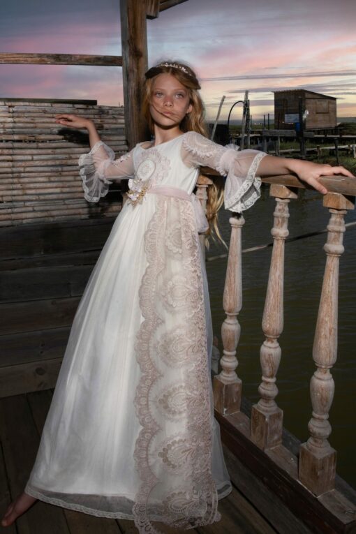 Modelo CALIZ Vestido Comprido Pérola com Detalhes em Renda Rosa