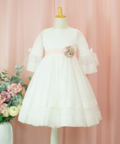 99. Modelo 2109A Vestido Cru com Faixa Rosa e Aplique de Flor
