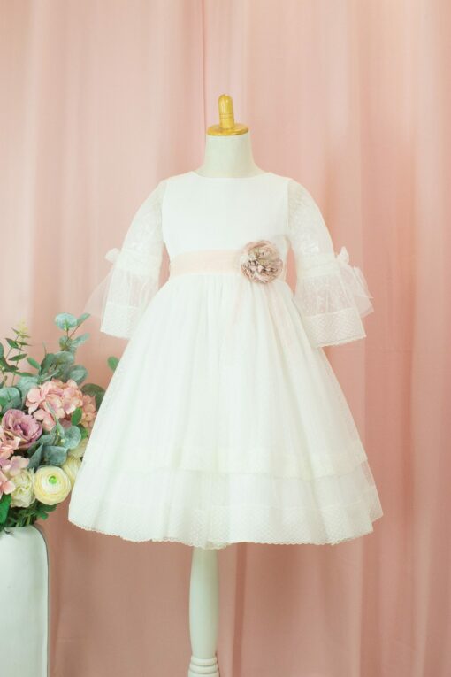 99. Modelo 2109A Vestido Cru com Faixa Rosa e Aplique de Flor