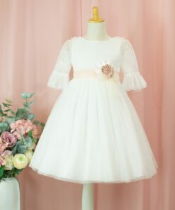 99. Modelo 3016-2 Vestido Cru com Faixa Rosa, Aplique de Flor e Folhos Atrás