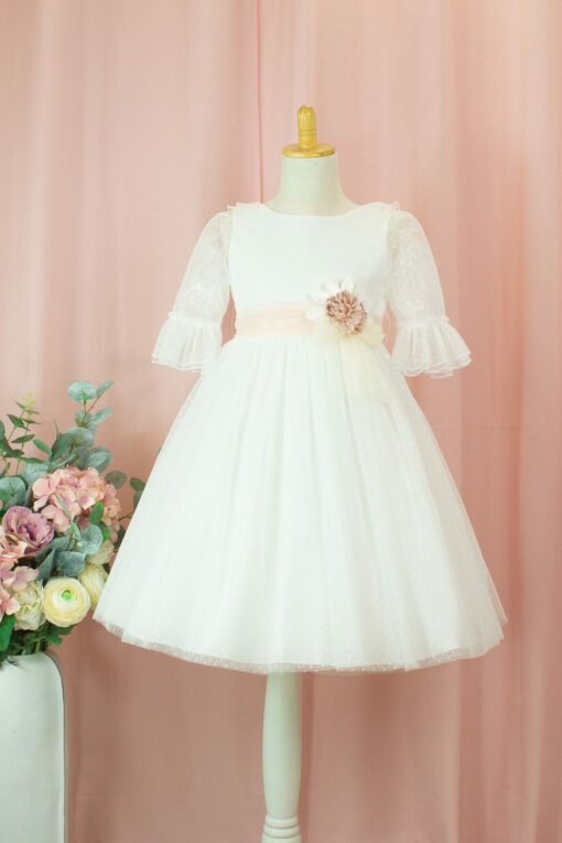99. Modelo 3016-2 Vestido Cru com Faixa Rosa, Aplique de Flor e Folhos Atrás