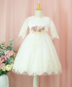 99. Modelo 3003 Vestido Cru com Faixa Rosa, Aplique de Flor e Detalhes em Renda