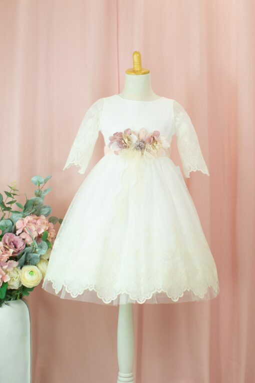 99. Modelo 3003 Vestido Cru com Faixa Rosa, Aplique de Flor e Detalhes em Renda