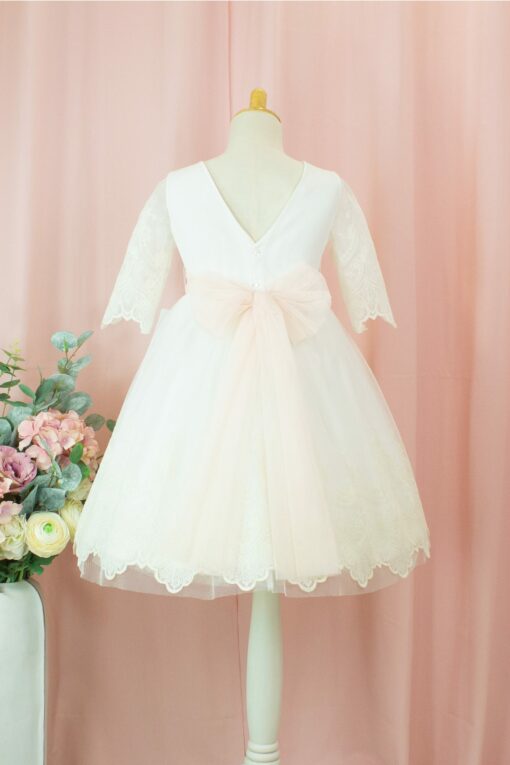 99. Modelo 3003 Vestido Cru com Faixa Rosa, Aplique de Flor e Detalhes em Renda - Image 2