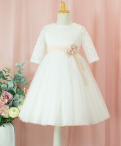 99. Modelo 3006 Vestido Cru com Faixa Rosa e Aplique de Flor
