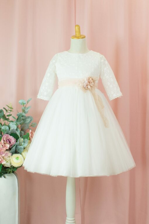 99. Modelo 3006 Vestido Cru com Faixa Rosa e Aplique de Flor