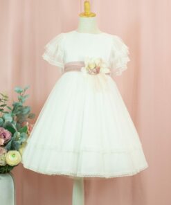 99. Modelo 1054-1 Vestido Cru com Faixa Rosa Seco e Aplique de Flor