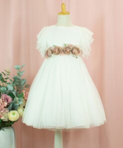 99. Modelo 3004 Vestido Cru com Faixa Rosa e Aplique de Flores
