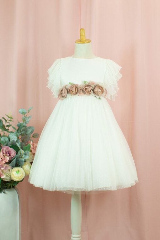 99. Modelo 3004 Vestido Cru com Faixa Rosa e Aplique de Flores