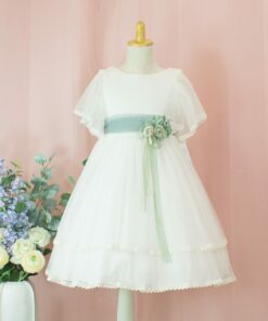 99. Modelo 3014-2 Vestido Cru com Faixa Verde e Aplique de Flor