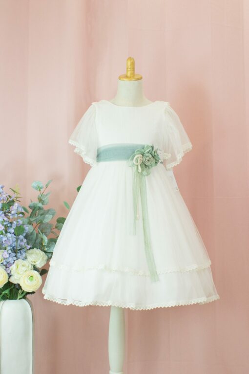 99. Modelo 3014-2 Vestido Cru com Faixa Verde e Aplique de Flor