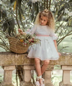98. Yoedu Tema Brisa | Vestido Branco com Tule Rosa e Laçada Atrás