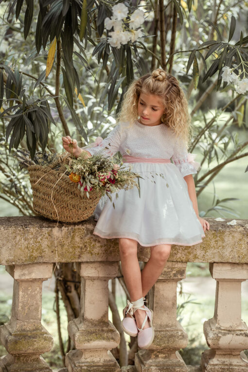 98. Yoedu Tema Brisa | Vestido Branco com Tule Rosa e Laçada Atrás
