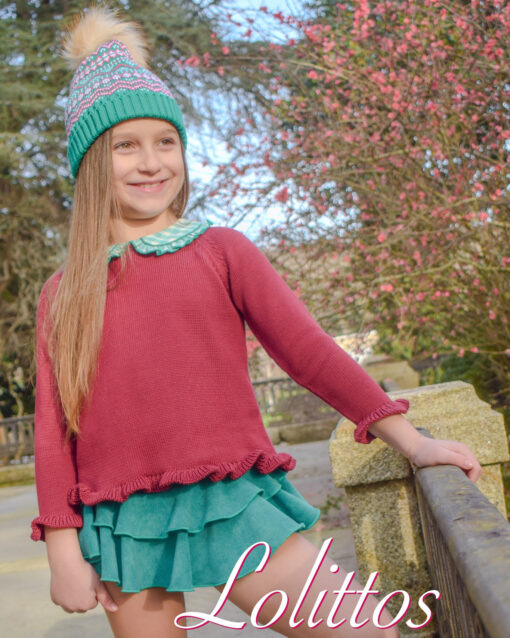 97. Lolittos Tema Pérez | Conjunto de Camisola Bordeaux com Saia-Calção Verde - Image 3