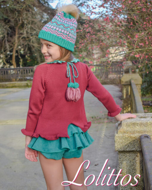 97. Lolittos Tema Pérez | Conjunto de Camisola Bordeaux com Saia-Calção Verde - Image 4